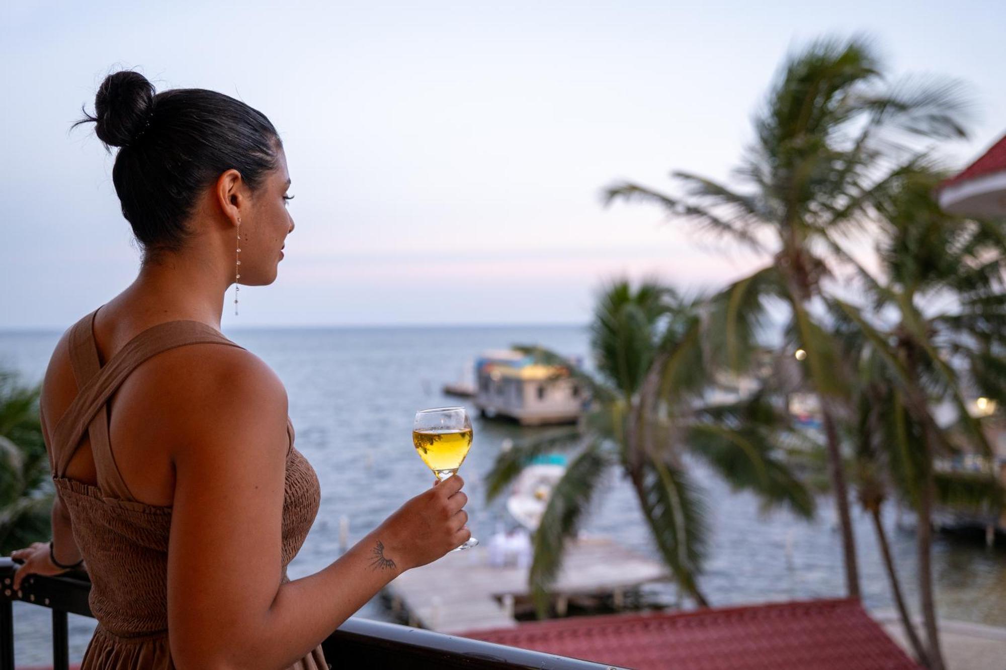 SunBreeze Suites San Pedro  Buitenkant foto